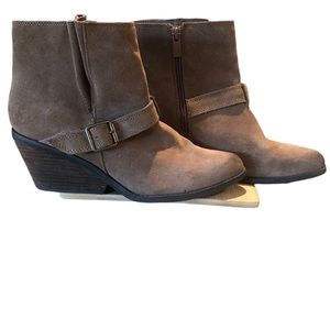 Very Volatile Women’s Suede Wedge Heel Ankle Boots. Size 8.5